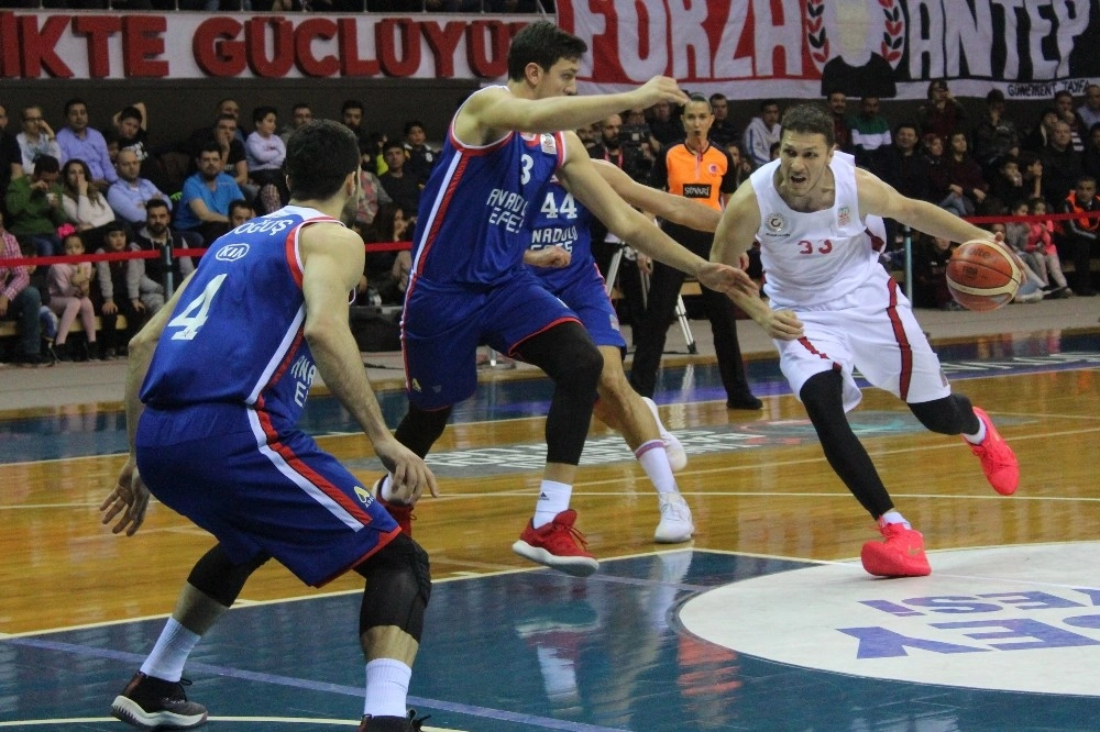 Tahincioğlu Basketbol Süper Ligi: Gaziantep Basketbol: 65  - Anadolu Efes: 66