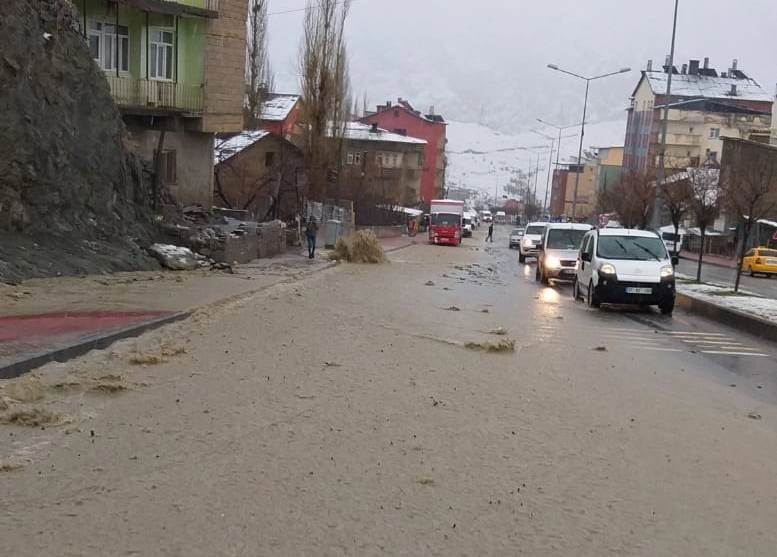 Karla Karışık Yağmur Sele Neden Oldu