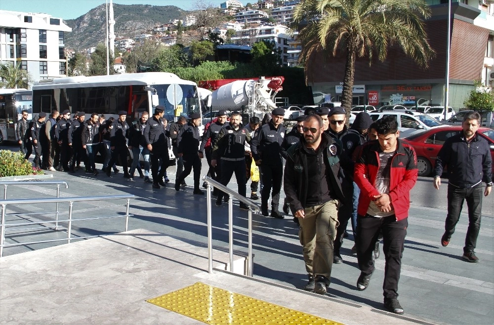 Alanyada Operasyonda Gözaltına Alınan 17 Torbacı Adliyede