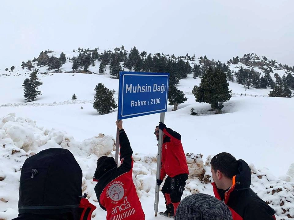 Yazıcıoğlunun Helikopterinin Düştüğü Keş Dağına "muhsin Dağı" Tabelası Dikildi