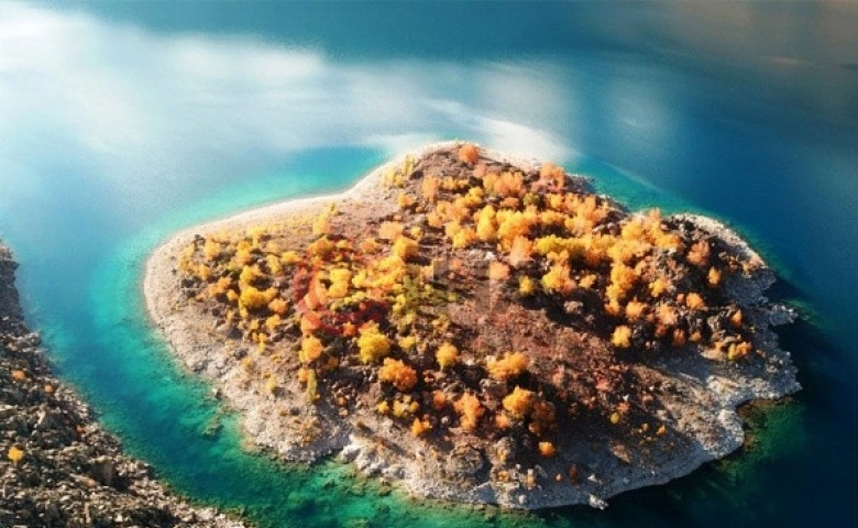 Nemrut Krater Gölü'nde sonbahar güzelliği