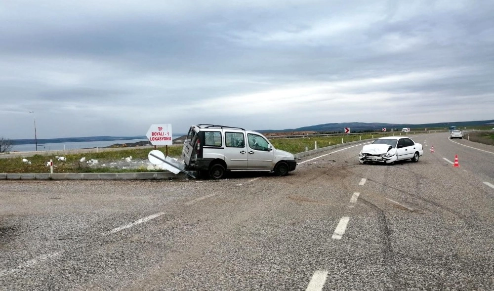 Otomobille Hafif Ticari Araç Çarpıştı: 7 Yaralı