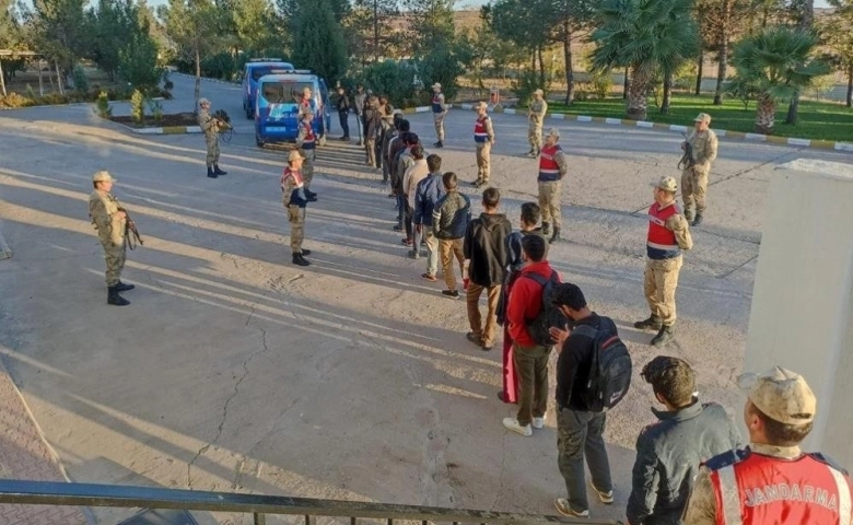 Şanlıurfa’da 24 kaçak göçmen yakalandı