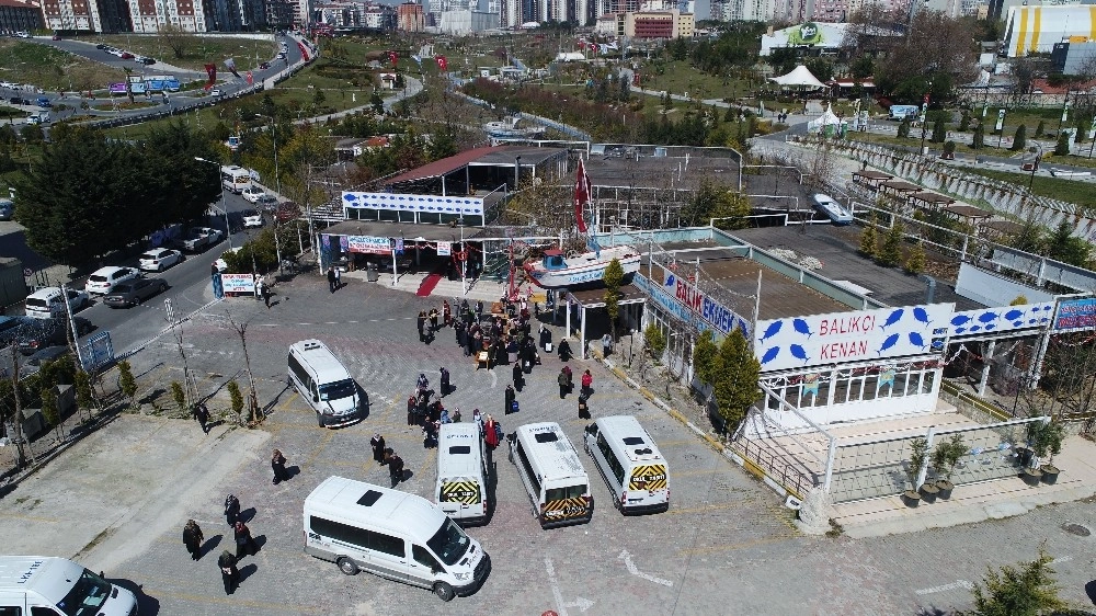 Ünlü Balıkçı, Başkan Adayına Destek İçin Balık Ziyafeti Verdi