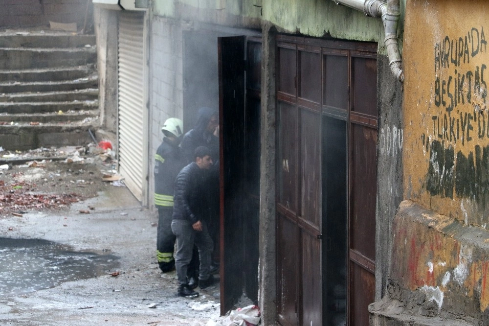 Diyarbakırda Boya Deposunda Yangın