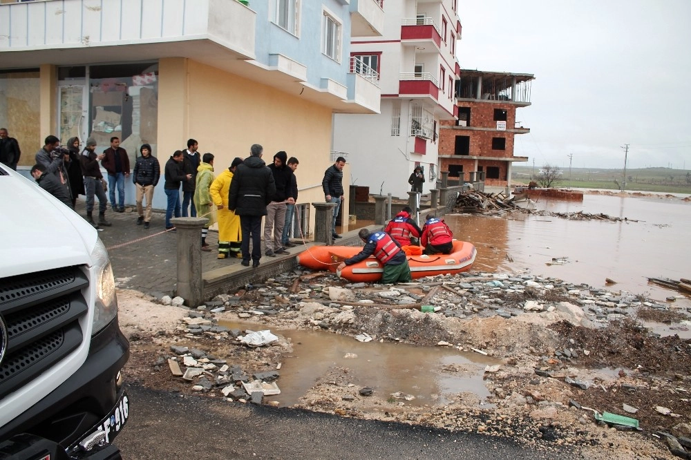 Etrafını Su Basan Binadaki 8 Kişi Botla Tahliye Edildi