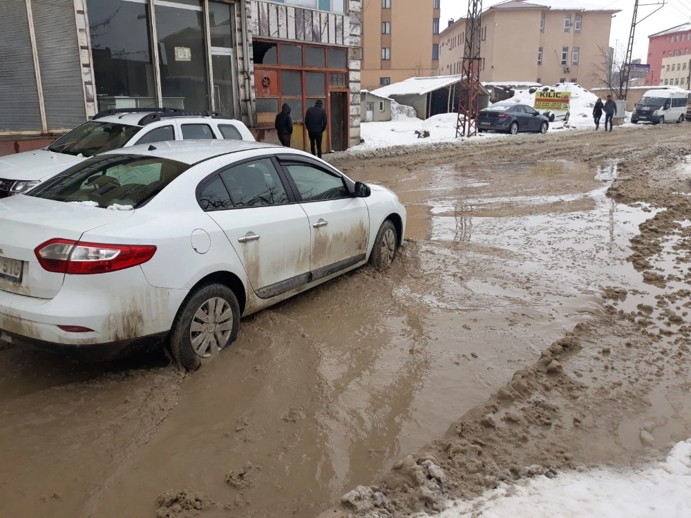 Yüksekovada Yollar Gölete Döndü