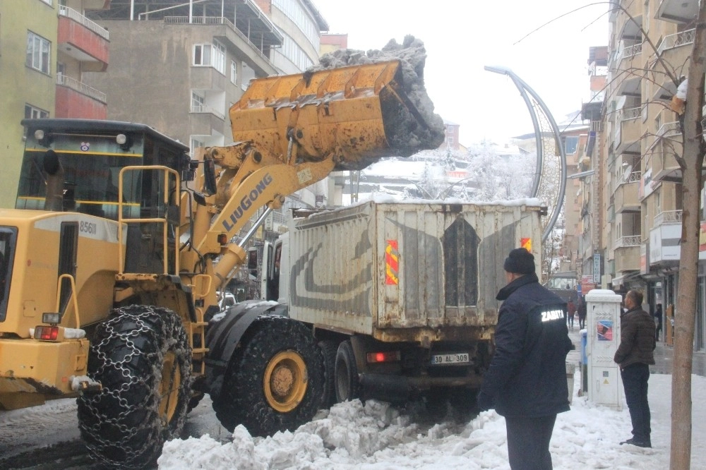 Hakkaride 59 Yerleşim Yerinin Yolu Ulaşıma Kapandı