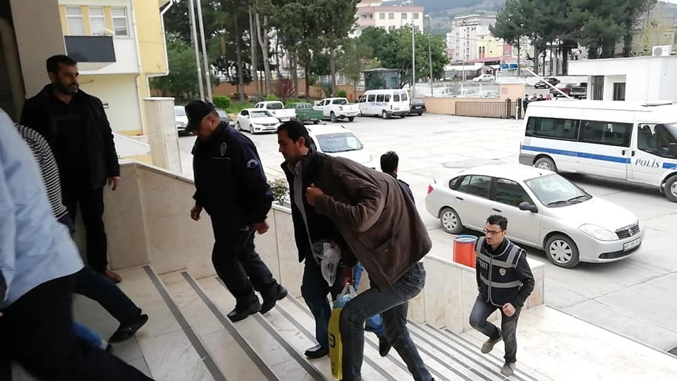 14 Yaşındaki Kız Çocuğuna İstismardan 13 Kişi Tutuklandı