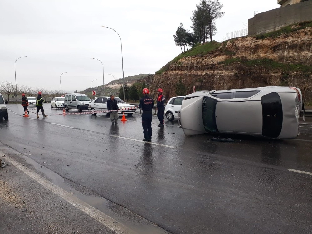 Devrilen Otomobilin Sürücüsü Yaralandı