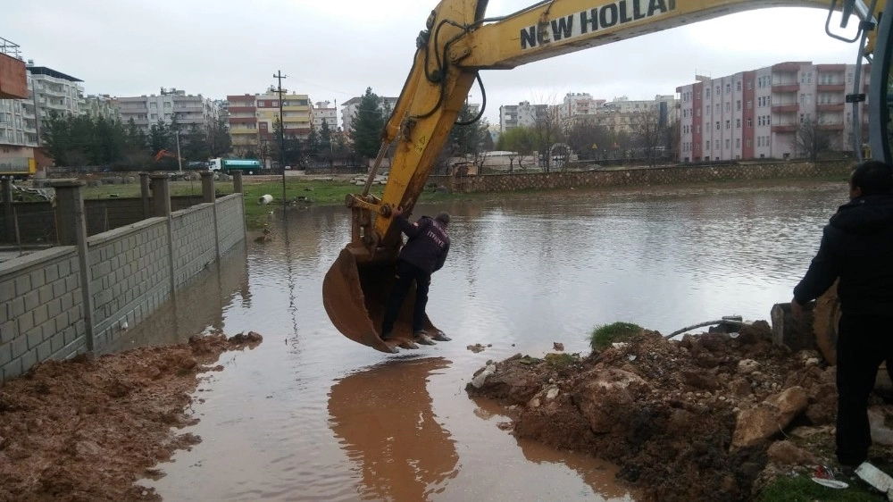 Midyatta Yağmur Nedeni İle Ev Ve İş Yerlerini Basan Sular Tahliye Edildi