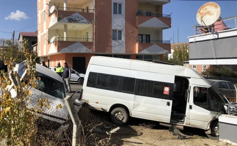 Adana'da Okul servisiyle cip çarpıştı: 4’ü çocuk 6 yaralı