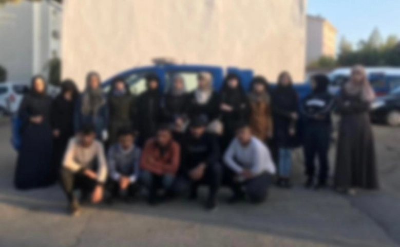 Kilis'te metruk binada 16 düzensiz göçmen yakalandı