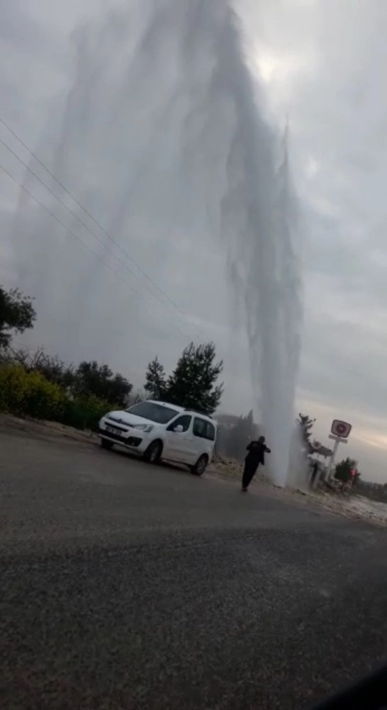 Patlayan Borudaki Su Metrelerce Yükseğe Fışkırdı