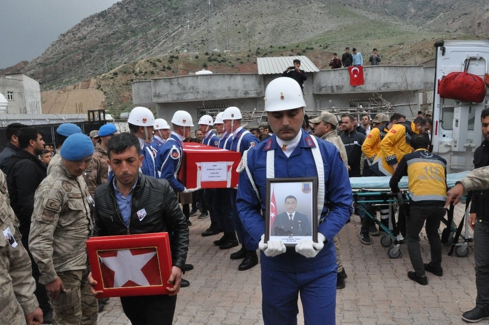 Şehit Asker Şırnakta Gözyaşları Arasında Toprağa Verildi