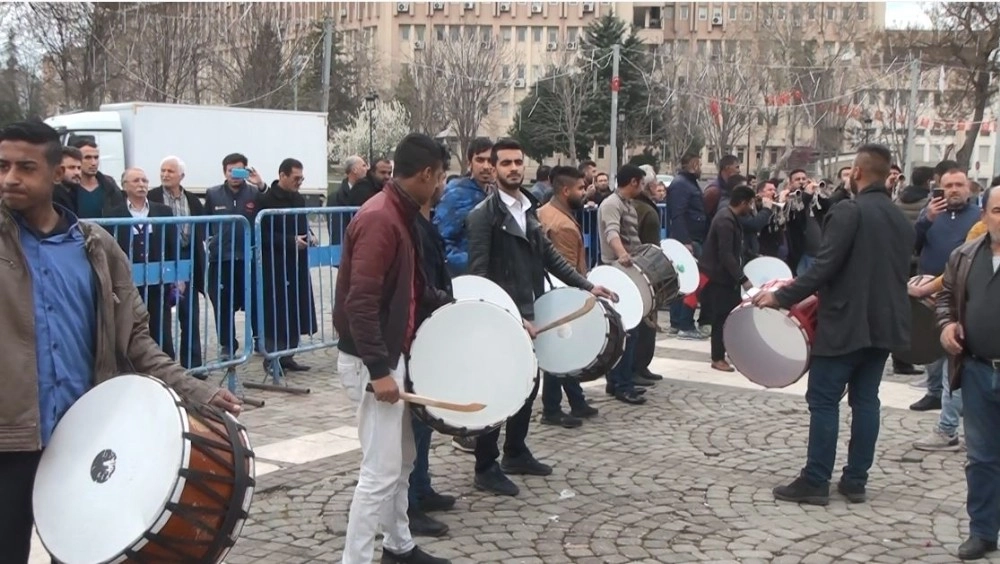 En Renkli Miting: 100 Davul, 10 Zurna Ve Mehter