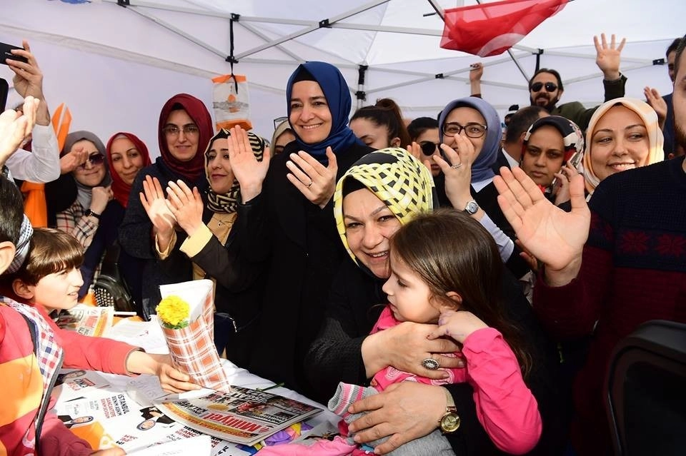 Fatma Betül Sayan Kaya Ve Şeyma Döğücüden Coşkulu ‘Sevgi Yürüyüşü