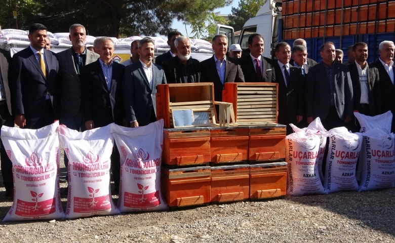 Adıyaman da çiftçilere arı kovanı, mercimek ve nohut dağıtıldı