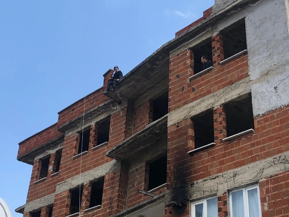 Karısı Terk Edince Çatıya Çıktı Polis Zorlukla Aşağı İndirdi