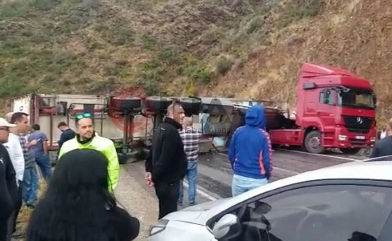 Mersin-Antalya yolunda Tır devrildi ulaşım 3 saat durdu