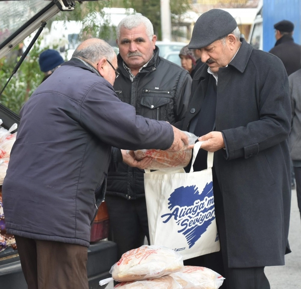 Aliağada 50 Bin Adet Çevre Dostu Bez Çanta Dağıtıldı