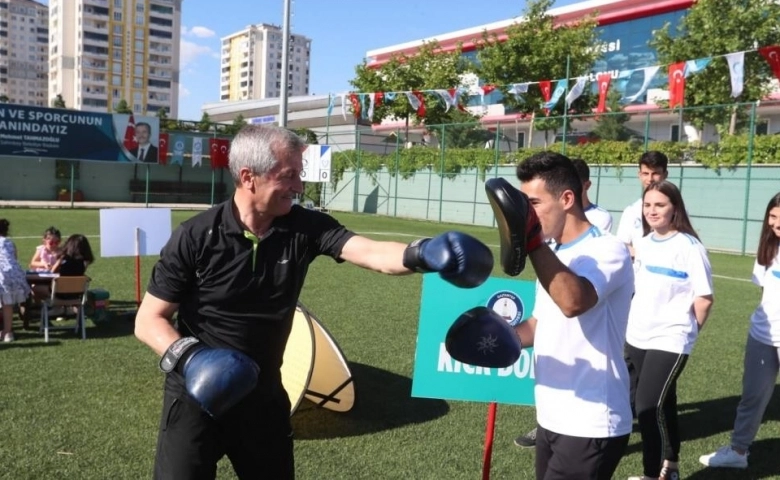 Başkan Tahmazoğlun'dan Gençlere spor çağrısı