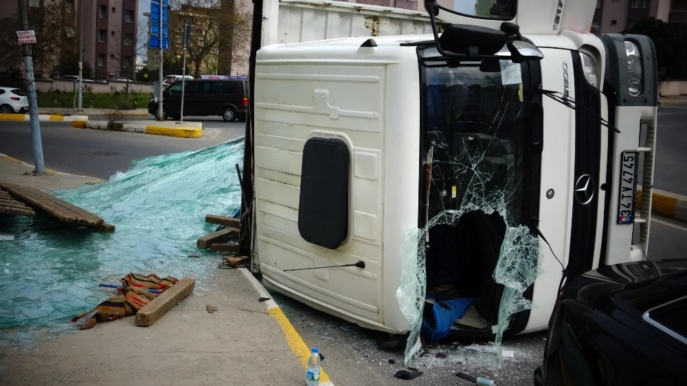 (Özel) Pendikte Cam Yüklü Kamyon Yola Devrildi