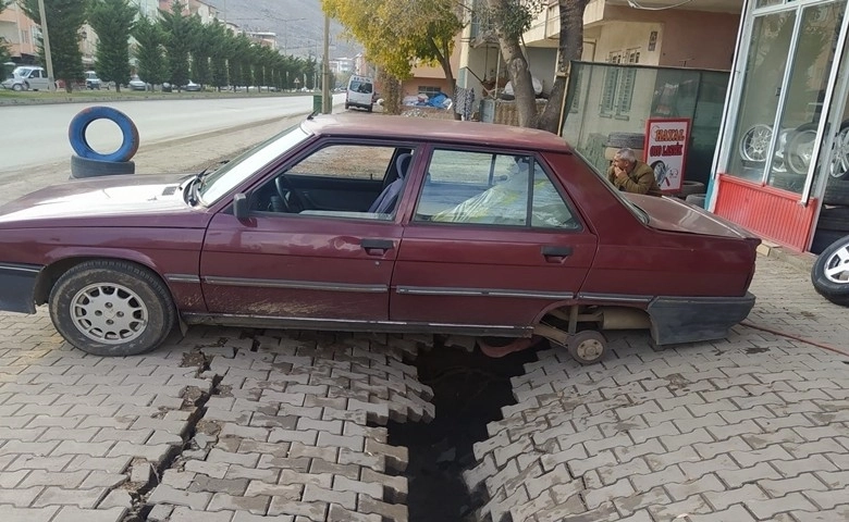 Kahramanmaraş'ta kaldırım çöktü! Otomobil çukurun içinde kaldı