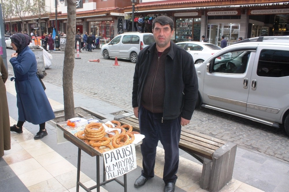 İhtiyaç Sahiplerine Ücretsiz Simit