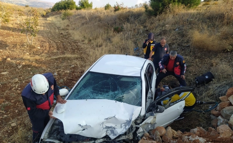 Şarampole devrilen otomobilin sürücüsü yaralandı