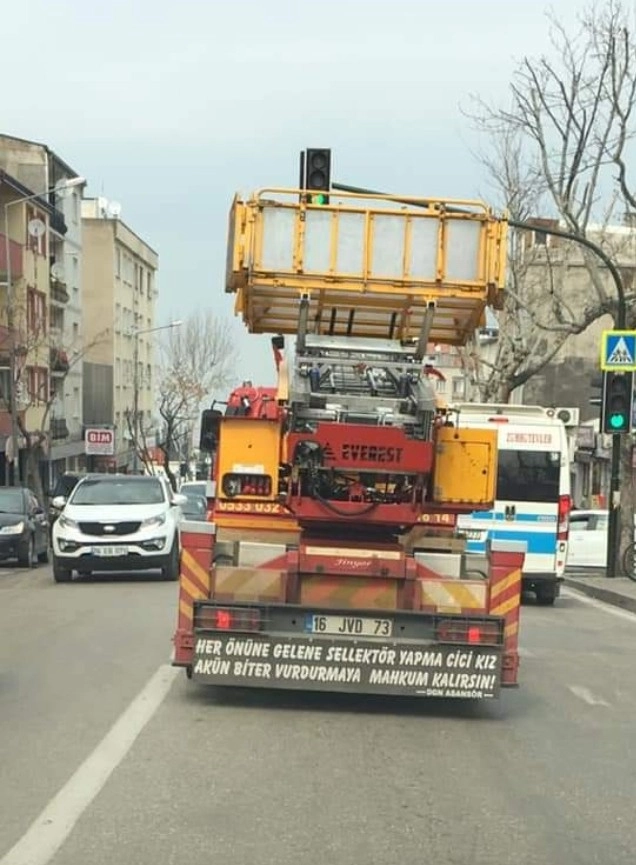 Kamyon Arkası Yazısı Başına Bela Oldu