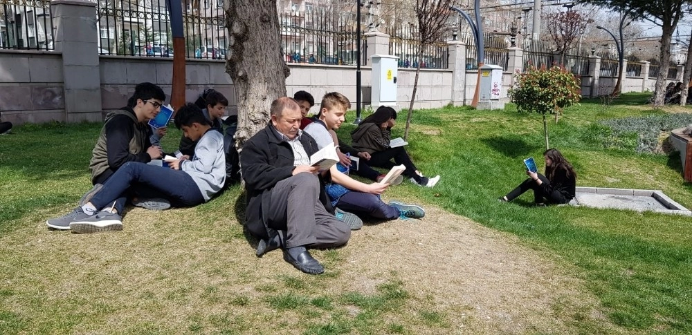 Polatlıda Öğrencilerden Parkta Kitap Okuma Etkinliği