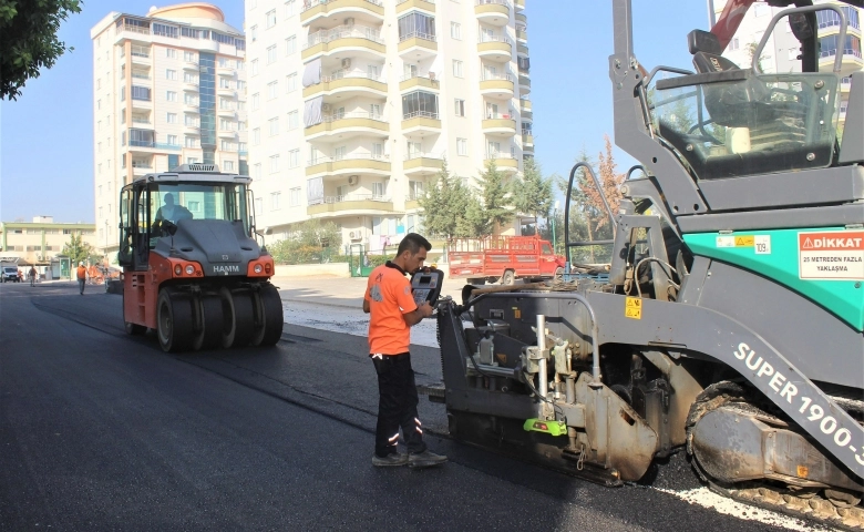 Mersin’de Büyükşehir yılların ihmali yolları yeniliyor