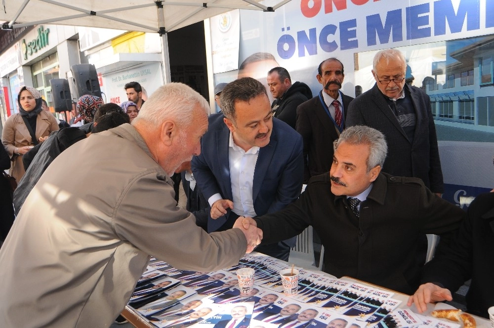 Uysal Seçim Bürosu Önünde Vatandaşları Dinledi