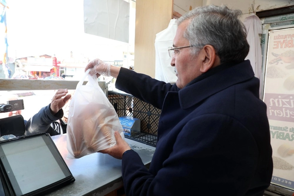 Beykoz Adayı Murat Aydın İhede Vatandaşlara Ekmek Dağıttı, Pazarın Nabzını Tuttu