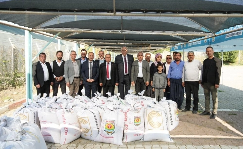 Tarsus Belediyesi çiftçilere ücretsiz 'ata tohumu' buğday dağıttı