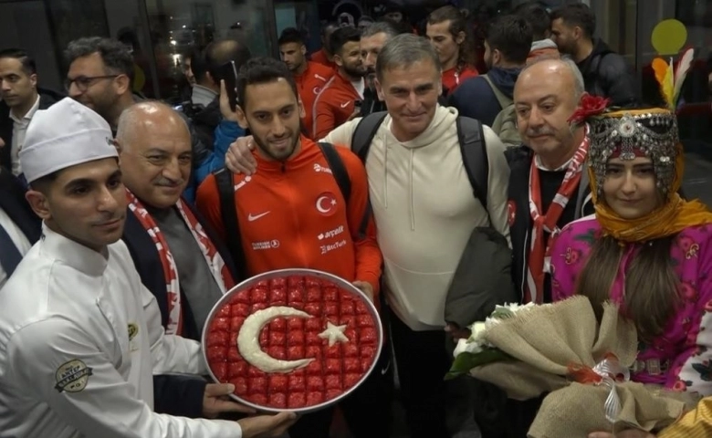 A Mili Takım Gaziantep'te davul, zurna ve baklavalarla karşılandı