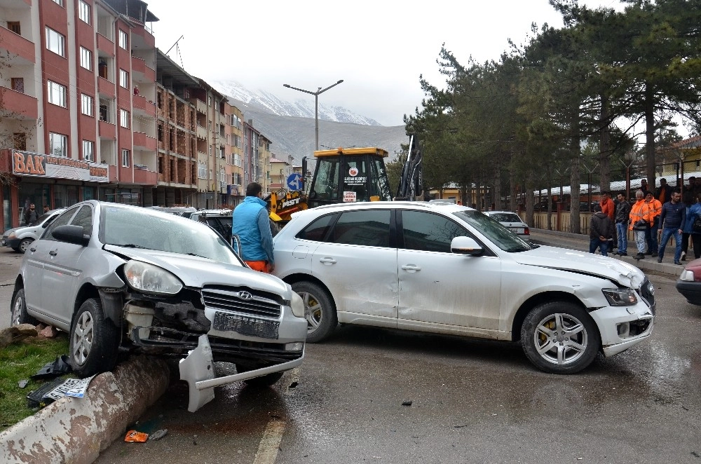 Elbistandaki Kazada Araçta Sıkışan Sürücü Yaralandı