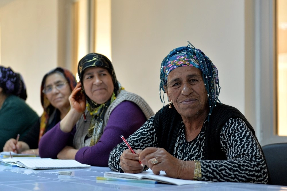 Muratpaşada Kadınlar İçin Okuma Yazma Kursu