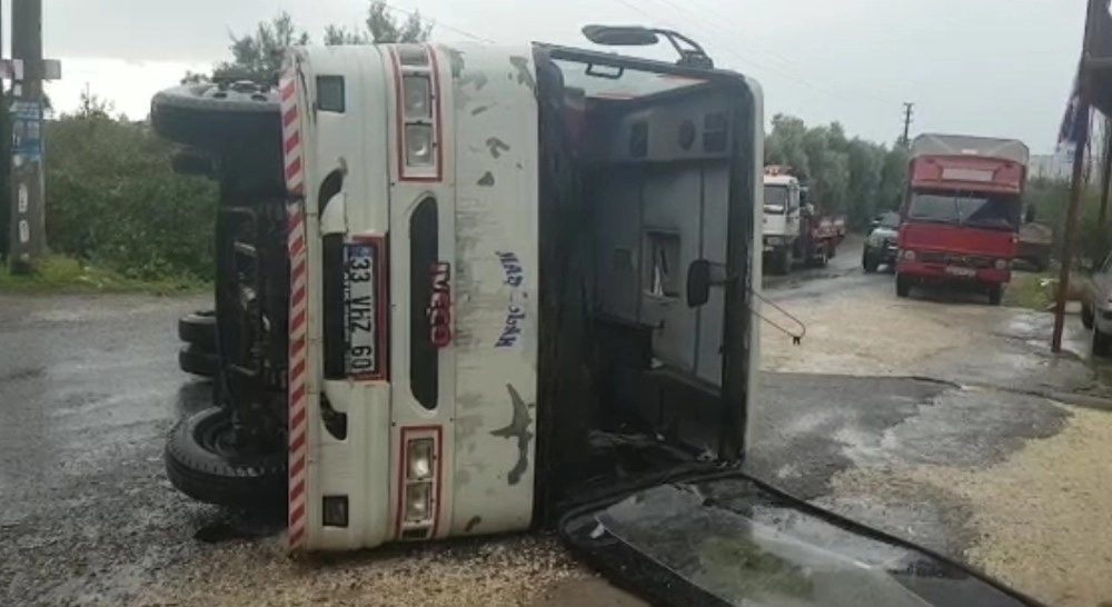 Mersinde İşçileri Taşıyan Minibüs Kaza Yaptı: 4 Yaralı