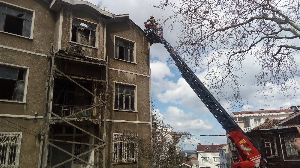 (Özel) Sarıyerde Şiddetli Rüzgar Bir Binanın Kiremitlerini Uçurdu