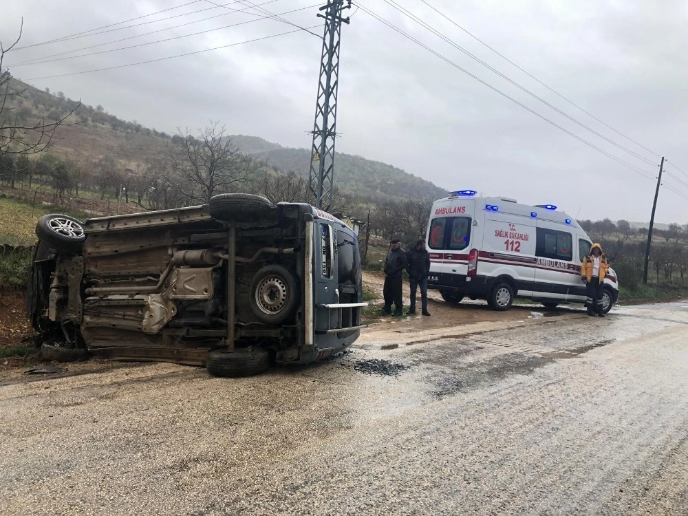 Gölbaşında Hafif Ticari Araç Yan Yattı: 4 Yaralı