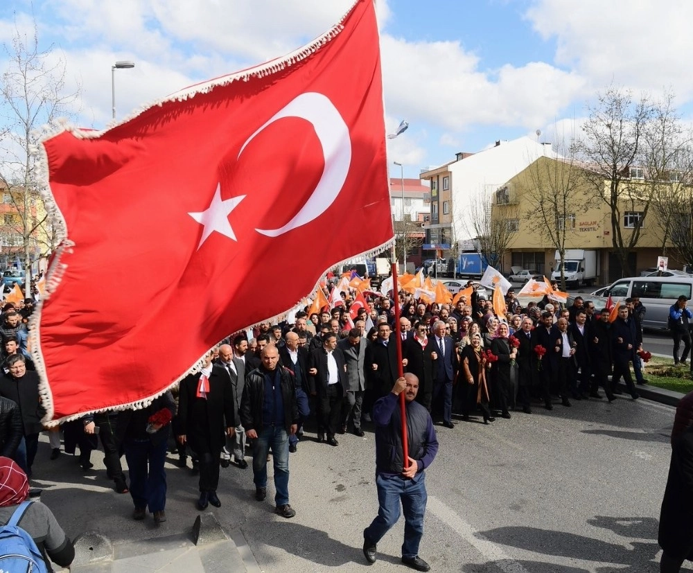 Dışişleri Bakanı Çavuşoğlu Alanyada Seçim Otobüsüyle Şehir Turu Yaptı