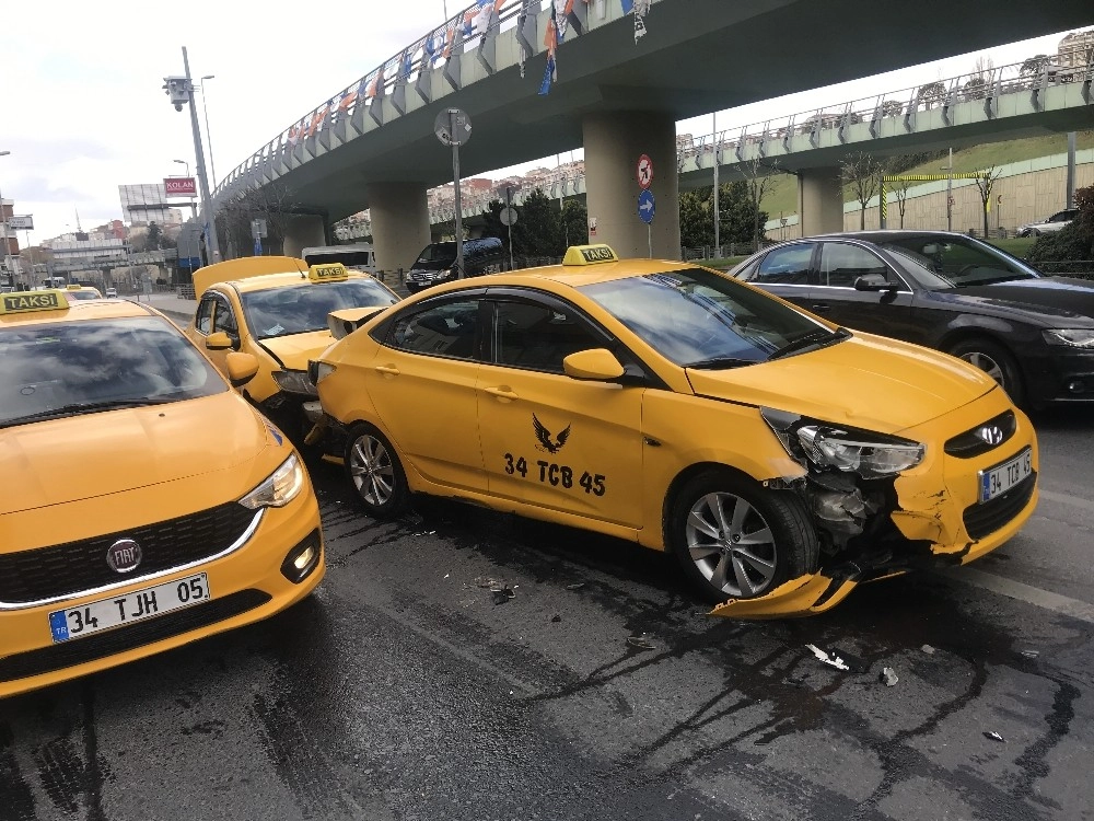 (Özel) Şişlide Yaşanan Zincirleme Kazada Genç Sürücü Şoka Girdi