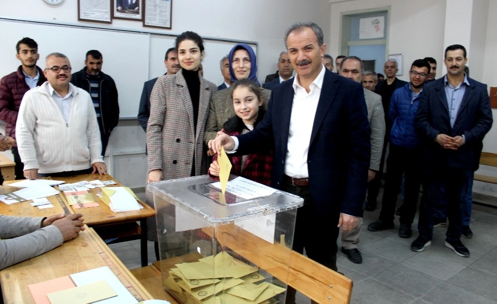 Adıyamanda Siyasiler Oylarını Kullandı