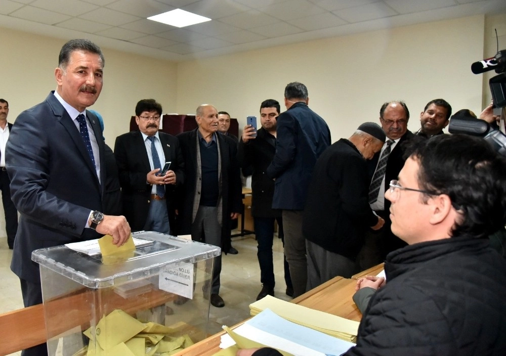 Mersinde Başkan Adayları Oyunu Kullandı