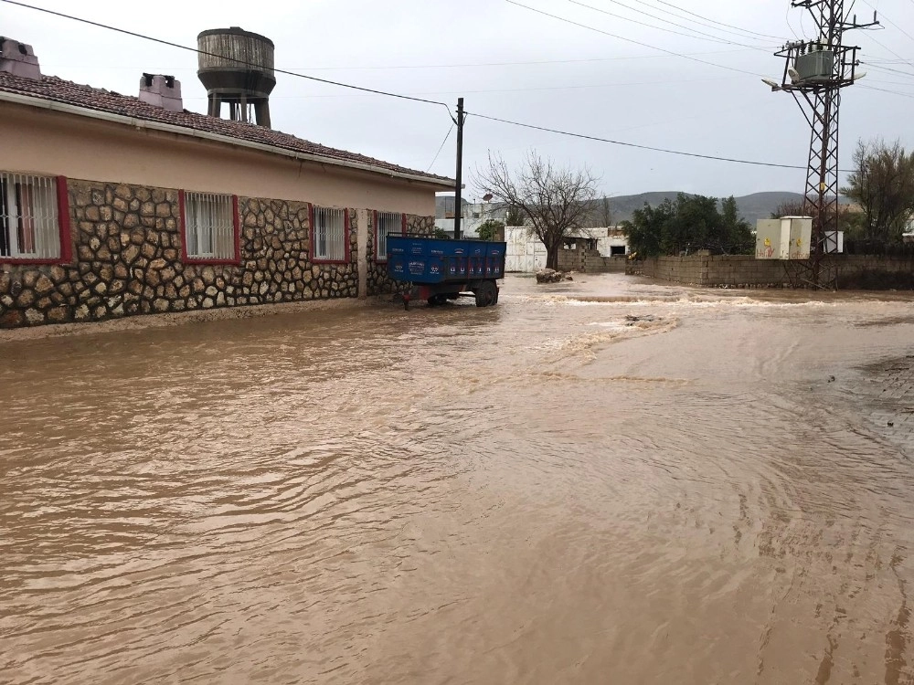 Aşırı Yağmur Sularından Oy Kullanmaya Gidemediler