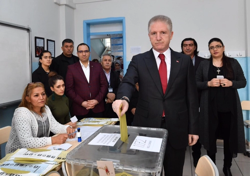 Vali Gül, Eşi Gülden Gül İle Oyunu Kullandı