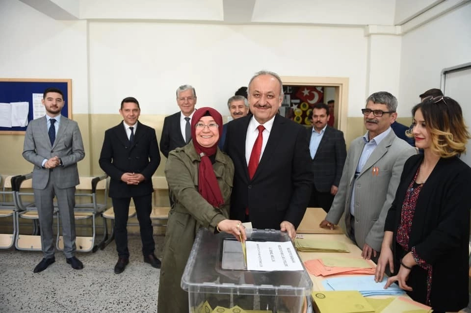 Belediye Başkan Adayı Tahsin Babaş, Oyunu Kullandı