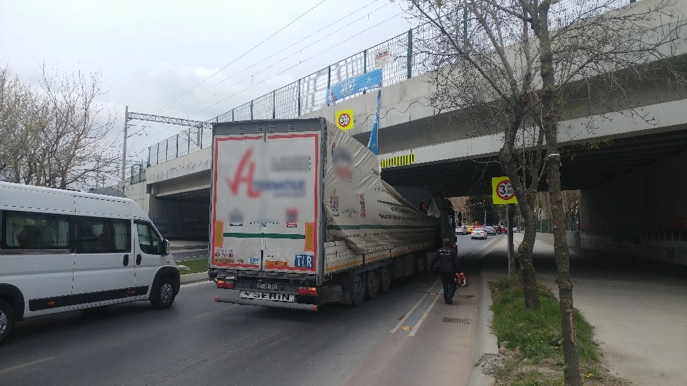 Bakırköyde Önce Tır, Ardından Tur Otobüsü Alt Geçide Sıkıştı